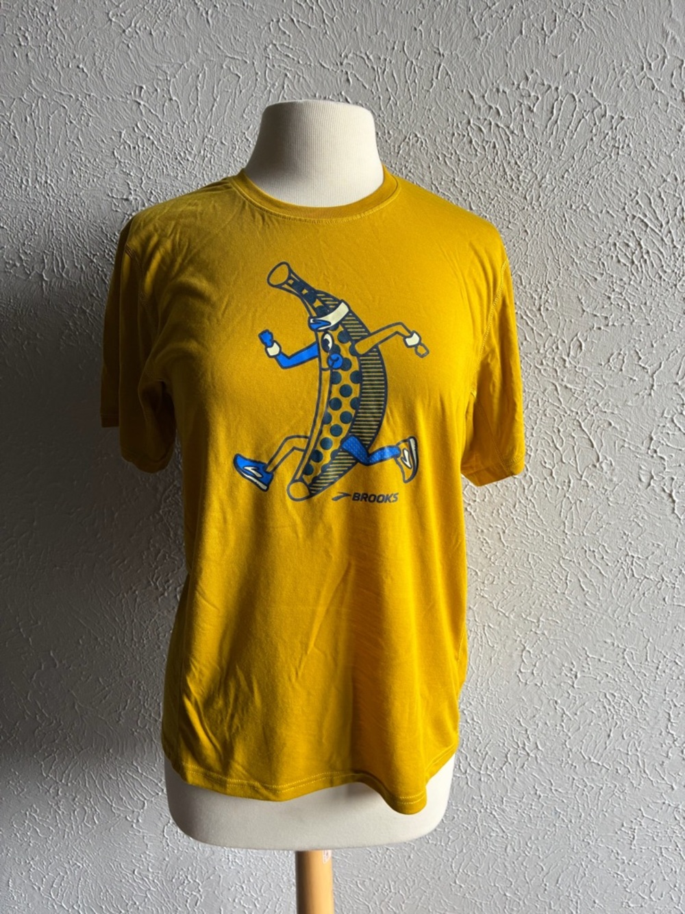BROOKS MEN'S DISTANCE GRAPHIC SHORT SLEEVE SHIRT size M Mustard color.